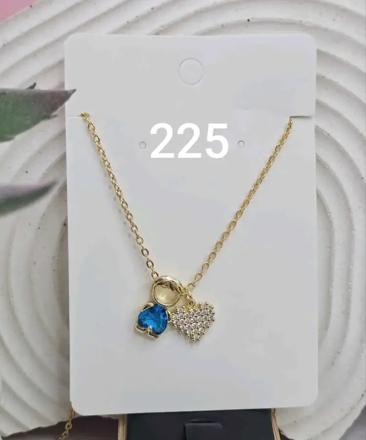 Collar Dorado con Dijes de Corazón