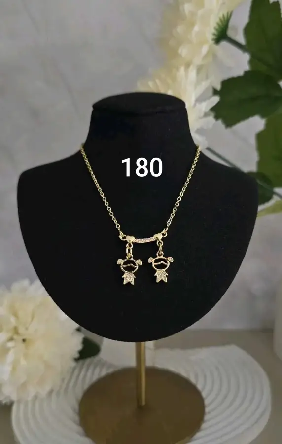 Collar dorado con dijes de niños