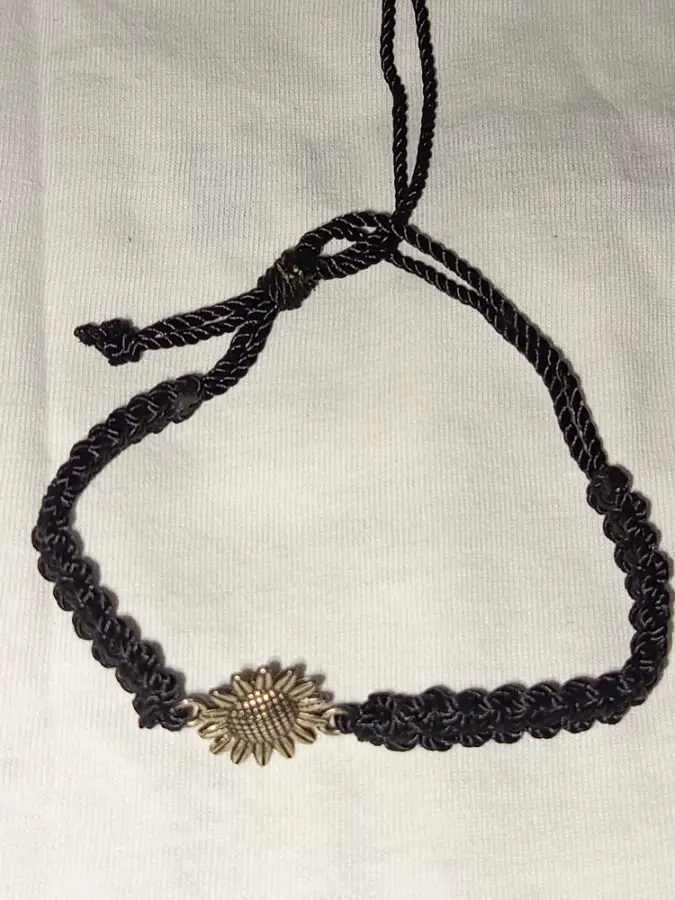 Pulsera negra con dije de girasol