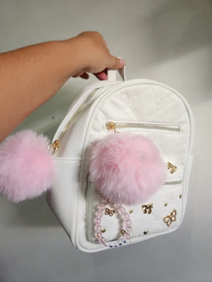 Mochila blanca con pompones rosas ✨