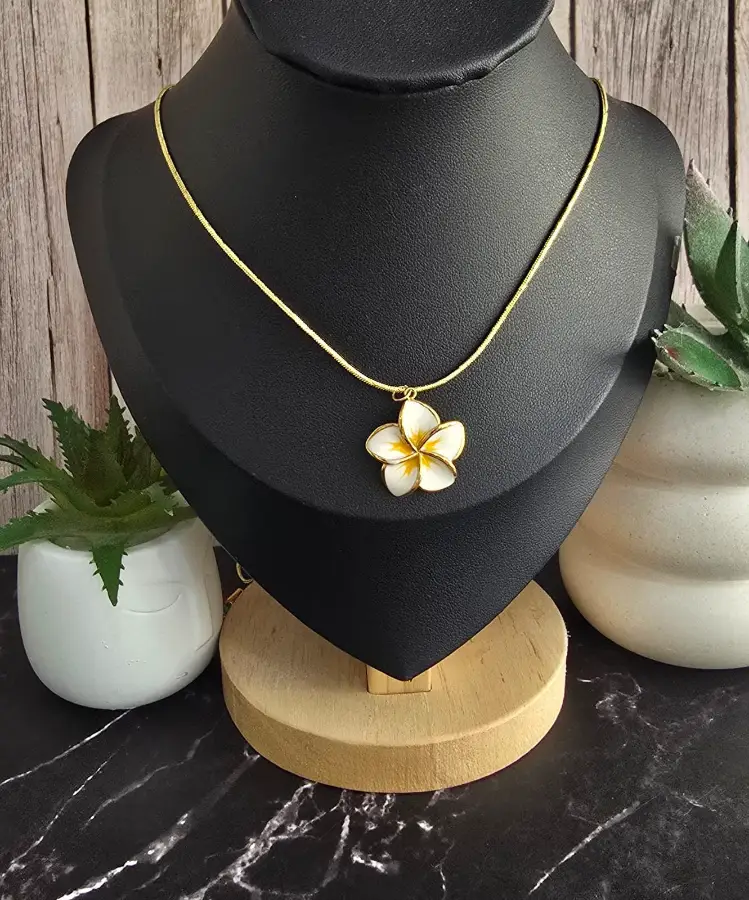 Collar Dorado con Dije de Flor