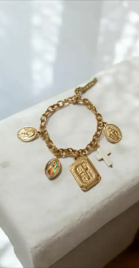 Pulsera con dijes religiosos dorados