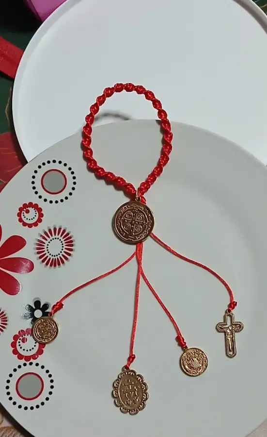 Amuleto Religioso Rojo