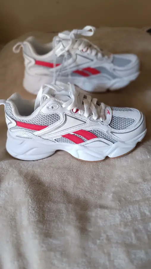 Zapatillas deportivas blancas y rojas Rebook ✨