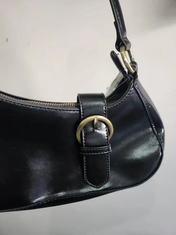 Bolso de hombro negro con hebilla✨