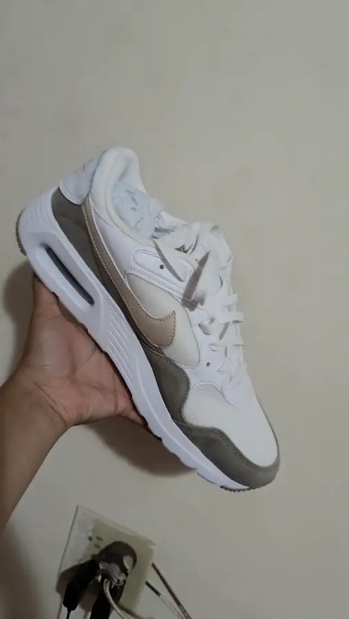 Zapatillas deportivas blancas y grises