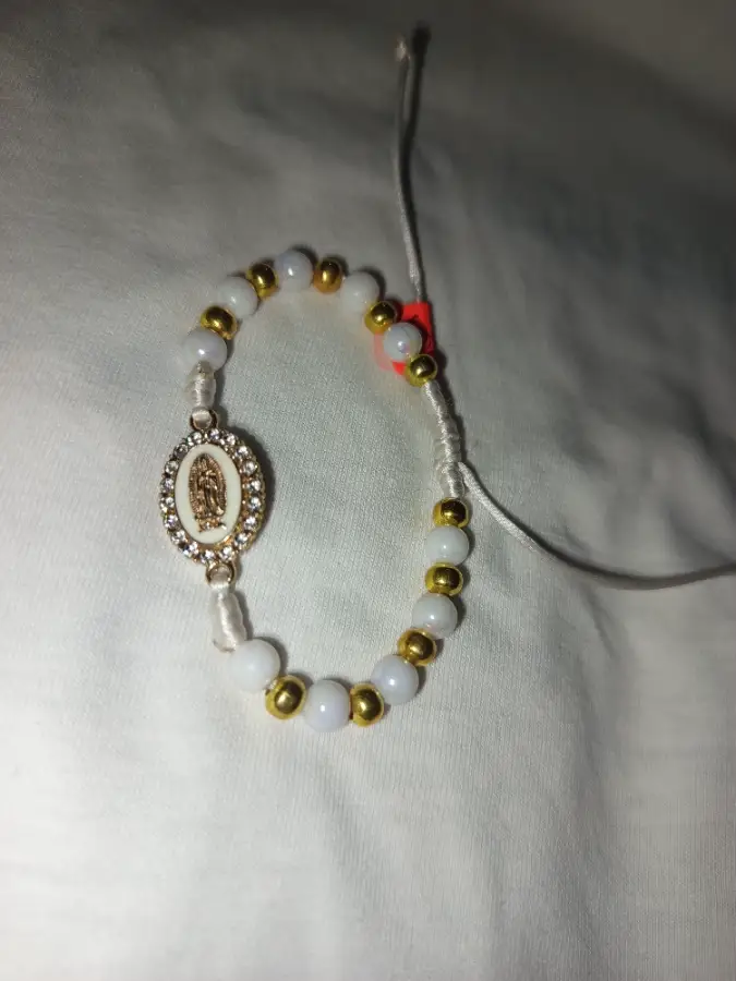 Pulsera con dije de la Virgen