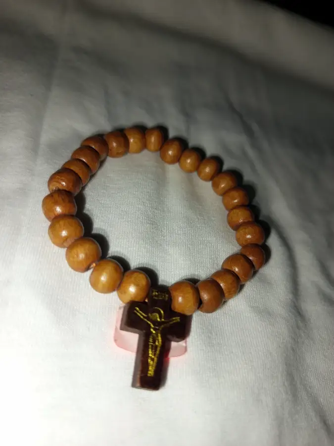 Pulsera de madera con crucifijo